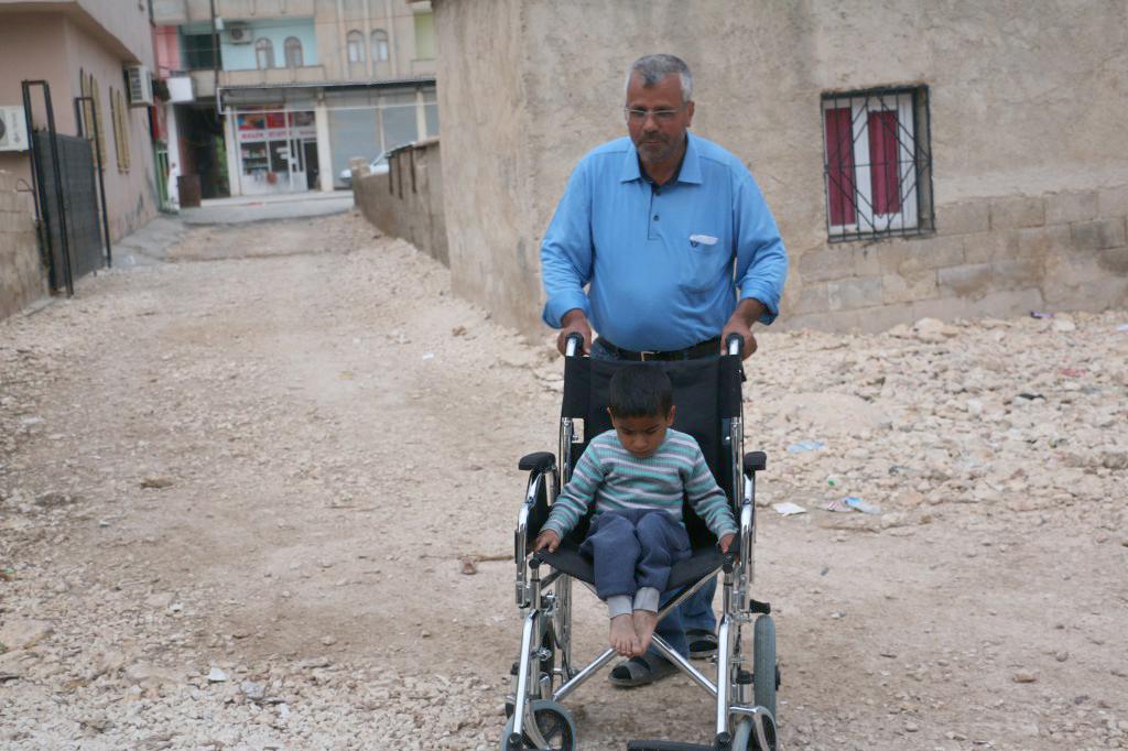 Engelli çocuk yol bozuk olduğu için okula gidemiyor